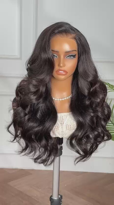 Load video: 18&quot; Glueless Wavy Wig